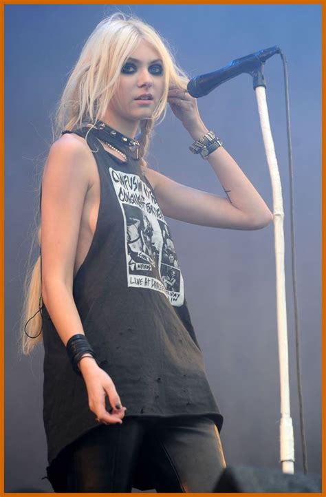 taylor momsen nip slip